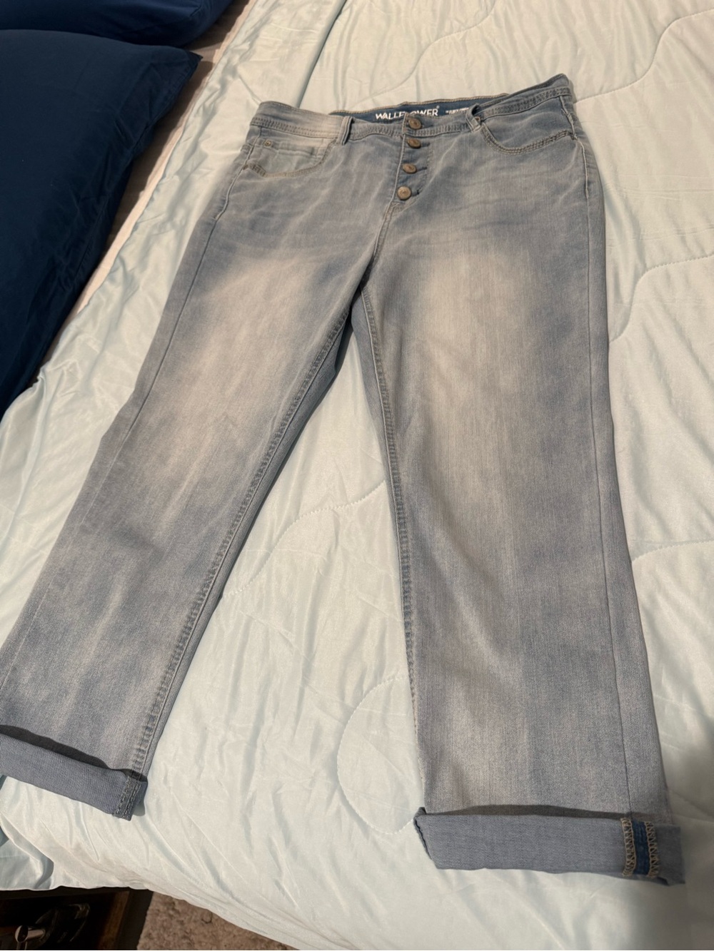 Wallflower Women’s Cropped Straight Jeans in Light Gray Wash